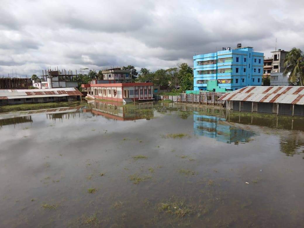 মাদারীপুরে বিদ্যালয় মাঠে জলাবদ্ধতায় ভোগান্তি