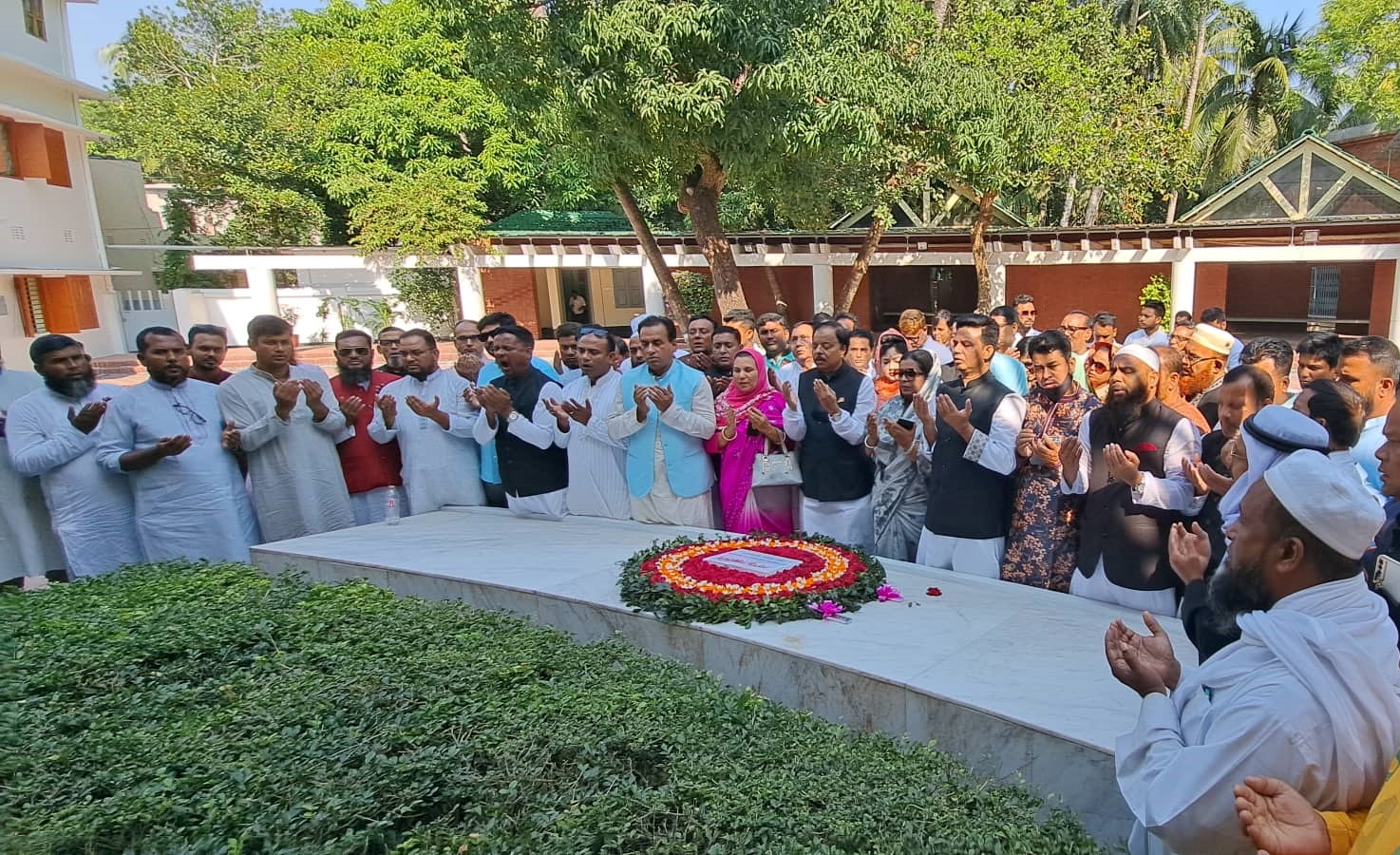 বঙ্গবন্ধুর কবরে মাদারীপুর জেলা পরিষদের শ্রদ্ধা নিবেদন