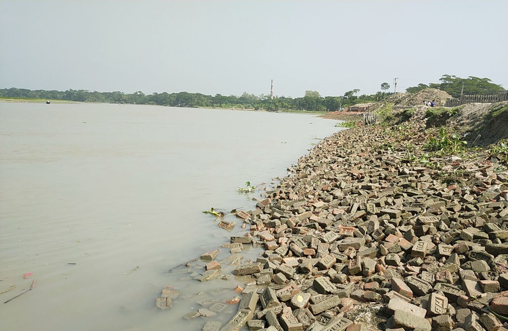 পটুয়াখালীতে ইট ভাটার পরিধি বাড়াতে নদী ভরাট