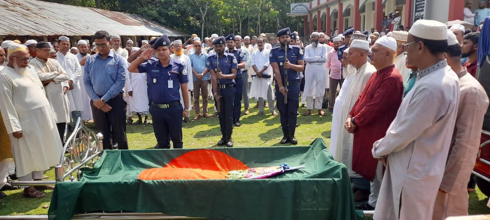 বরগুনায় রাষ্ট্রীয় মর্যাদায় মুক্তিযোদ্ধা মতিউরকে দাফন