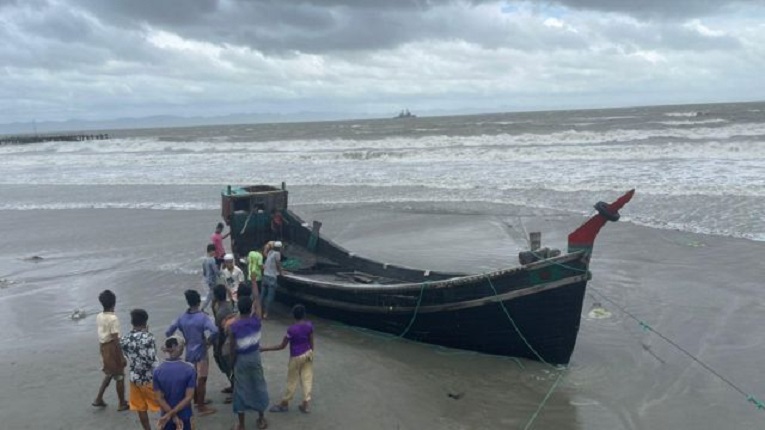 কক্সবাজার উপকূলে মোখা আতঙ্ক, নিরাপদে সরানো হচ্ছে মানুষকে