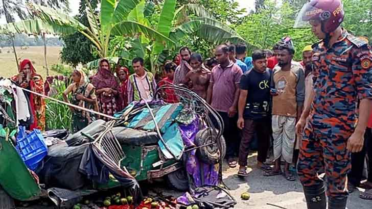 নওগাঁয় সড়ক দুর্ঘটনায় চারজনের মৃত্যু