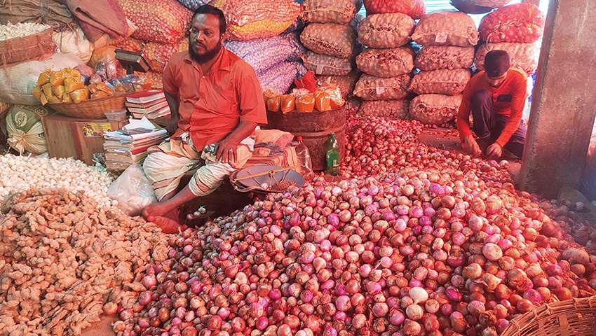 হিলিতে ভারতীয় পেঁয়াজের দাম কমেছে