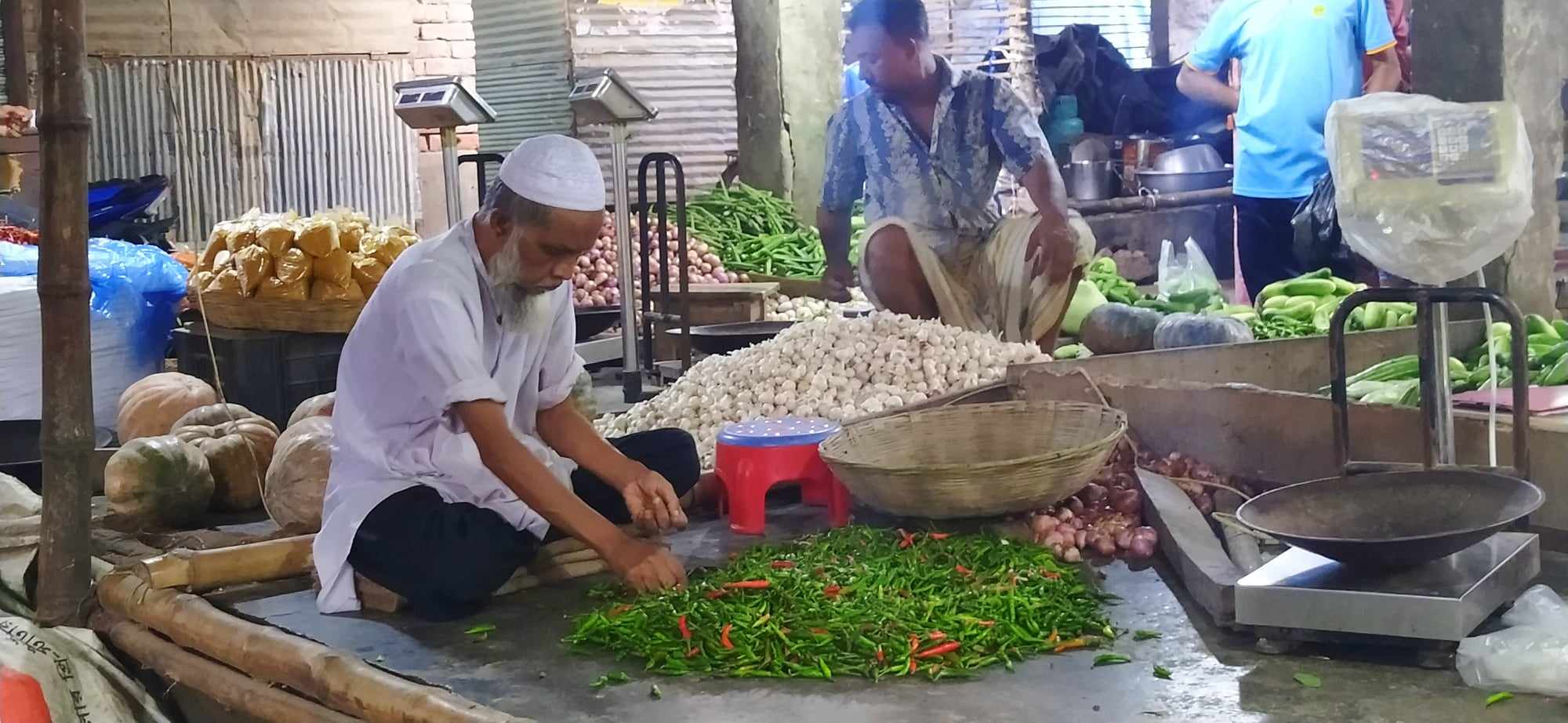 ফের হিলিতে কাঁচা মরিচের দাম বেড়েছে ১২০ টাকা