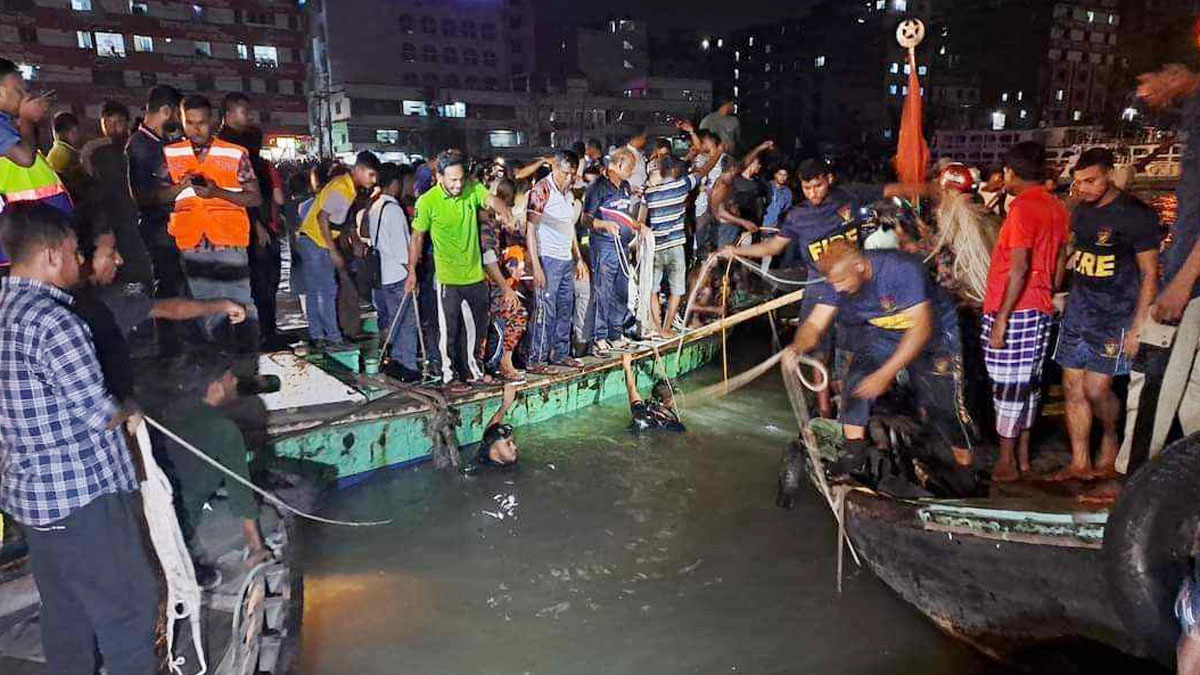 বুড়িগঙ্গায় ওয়াটারবাস ডুবে তিনজনের মৃত্যু, সংখ্যা বাড়ার আশঙ্কা