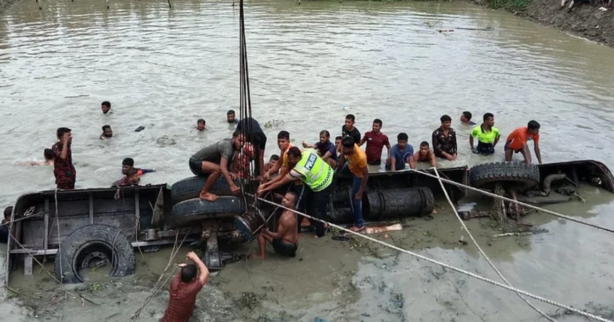 নিয়ন্ত্রণ হারিয়ে যাত্রীবাহী বাস পুকুরে, নিহত ১৭