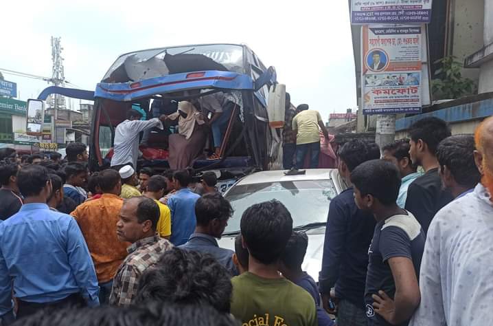 চট্টগ্রামে নিয়ন্ত্রণ হারিয়ে দুর্ঘটনায় বাস, আহত ৩০