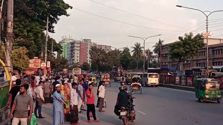 রাজধানীতে আজ গণপরিবহন সংকট, দিতে হচ্ছে দ্বিগুণ ভাড়া