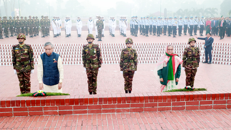 জাতীয় স্মৃতিসৌধে রাষ্ট্রপতি ও প্রধানমন্ত্রীর শ্রদ্ধা নিবেদন