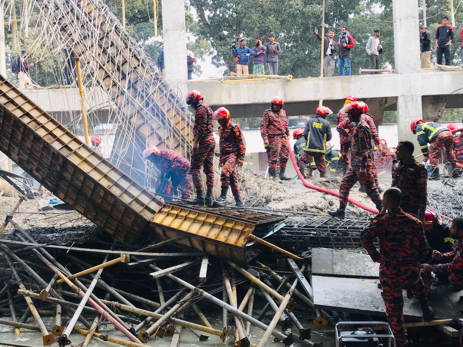 রাবির নির্মাণাধীন হলের ছাদ ধসে সাত শ্রমিক আহত